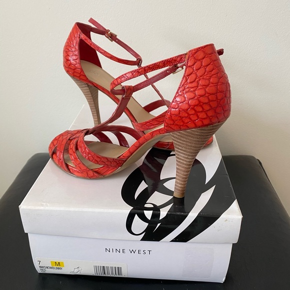 Nine West Snow Bunny Red Leather Sandal - Size 7M - Picture 3 of 6